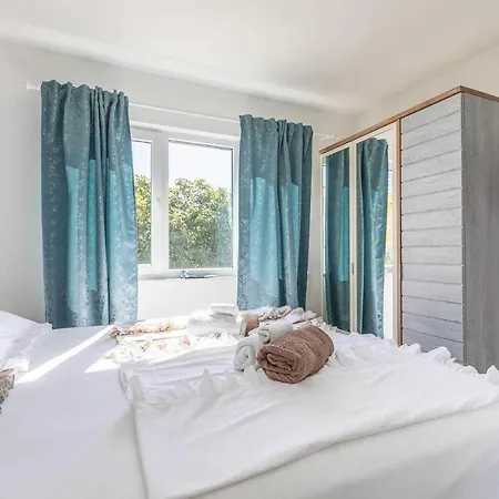 Azuro Sveti Filip i Jakov